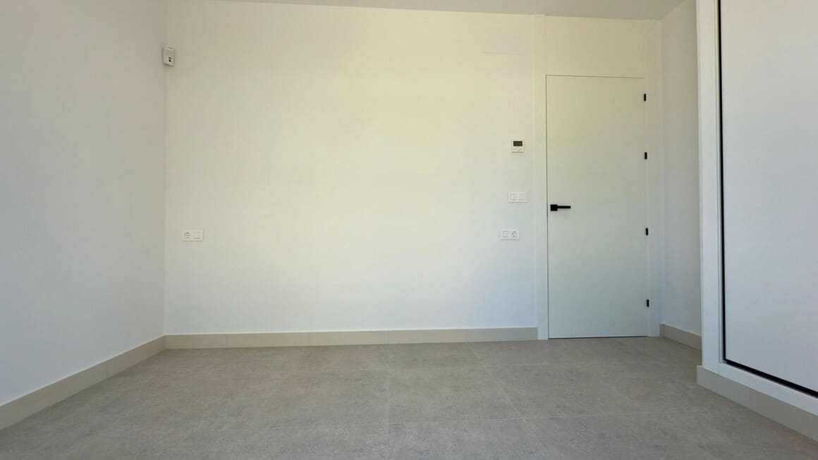 4 soverom Villa til salgs i Alicante by med svømmebasseng garasje - € 830 000 (Ref: 10172590)