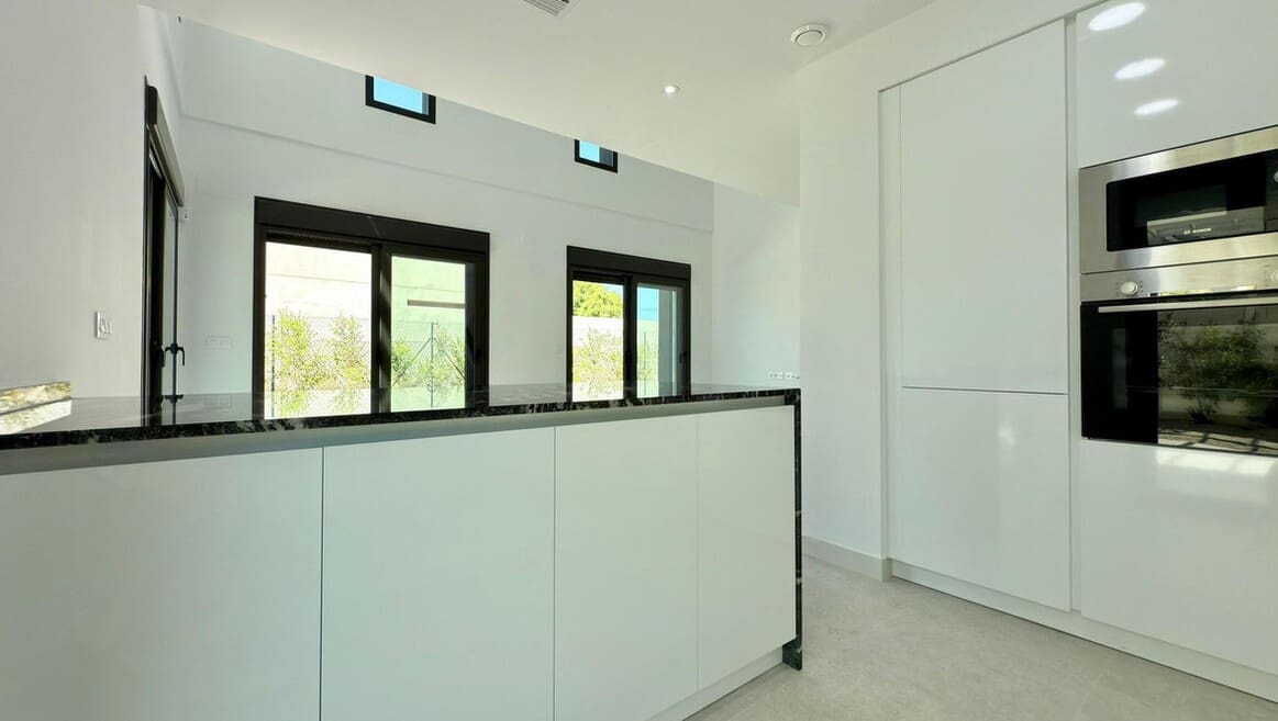 4 soverom Villa til salgs i Alicante by med svømmebasseng garasje - € 830 000 (Ref: 10172590)