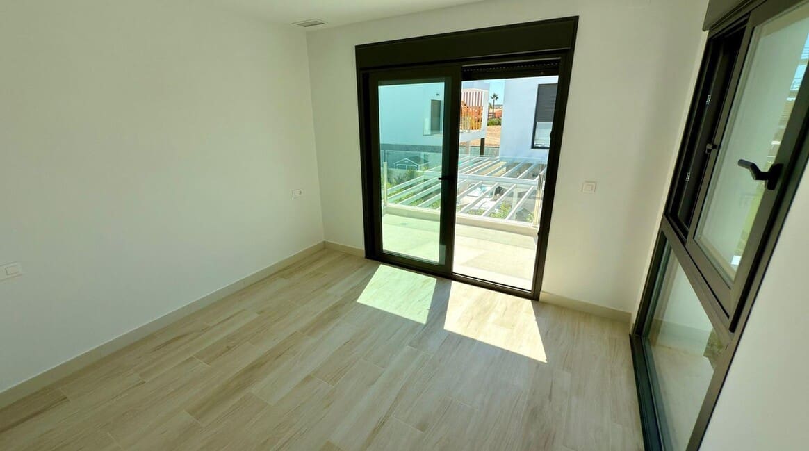 4 soverom Villa til salgs i Alicante by med svømmebasseng garasje - € 830 000 (Ref: 10172590)