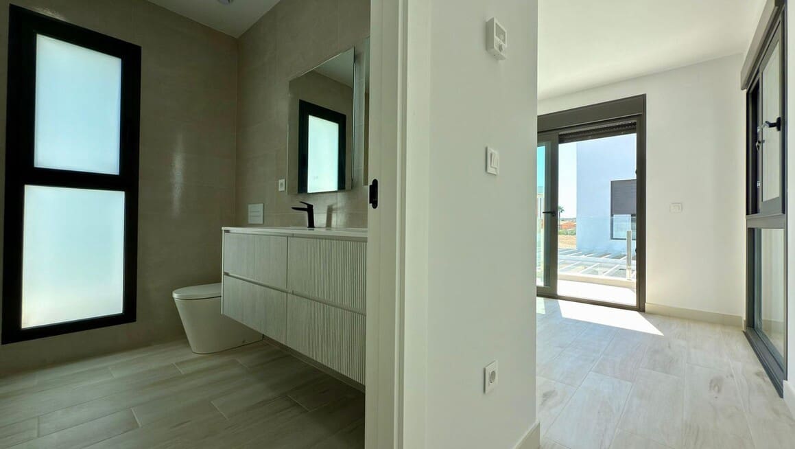 4 soverom Villa til salgs i Alicante by med svømmebasseng garasje - € 830 000 (Ref: 10172590)