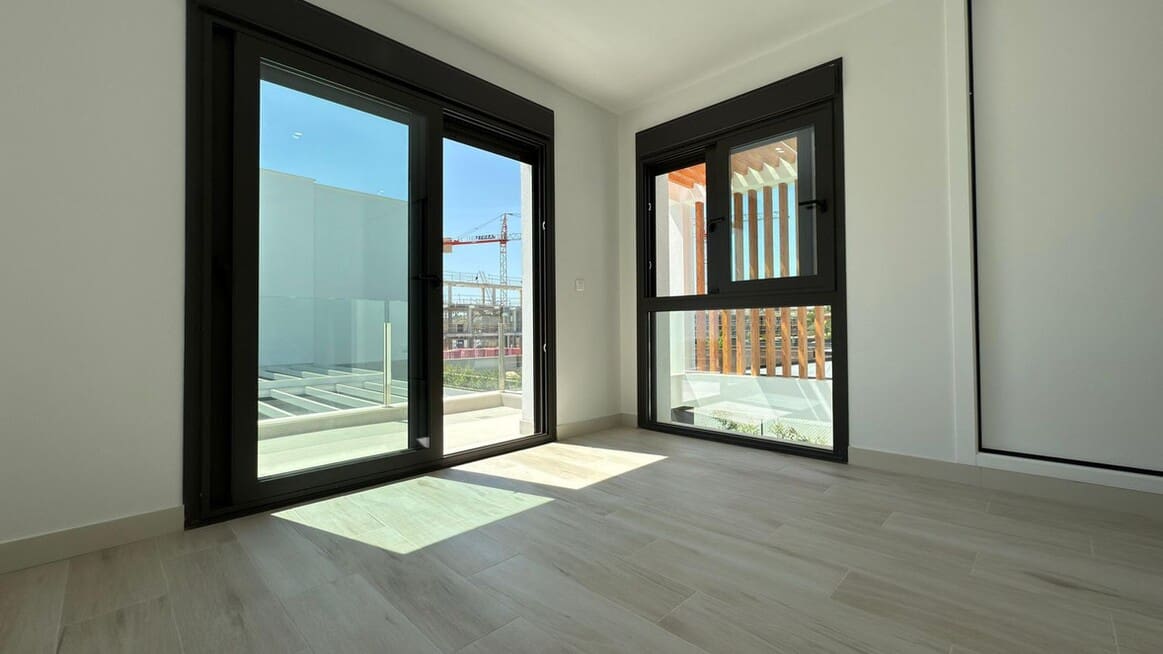 4 soverom Villa til salgs i Alicante by med svømmebasseng garasje - € 830 000 (Ref: 10172590)