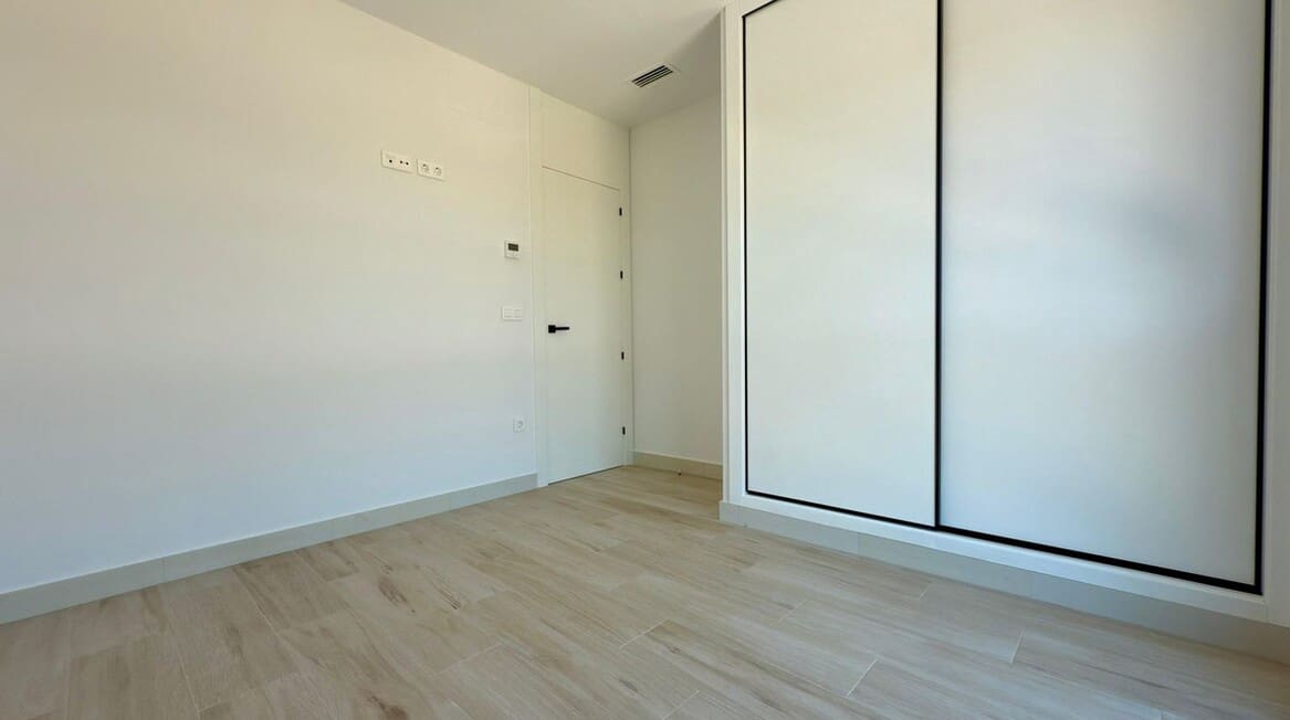 4 soverom Villa til salgs i Alicante by med svømmebasseng garasje - € 830 000 (Ref: 10172590)