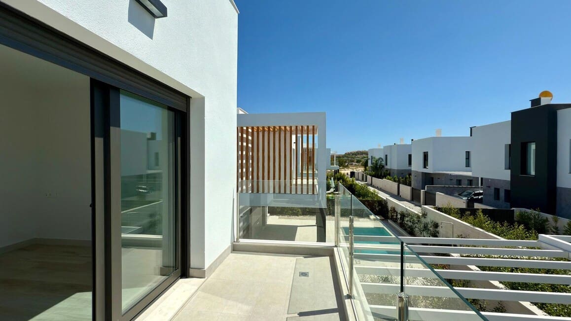 4 soverom Villa til salgs i Alicante by med svømmebasseng garasje - € 830 000 (Ref: 10172590)