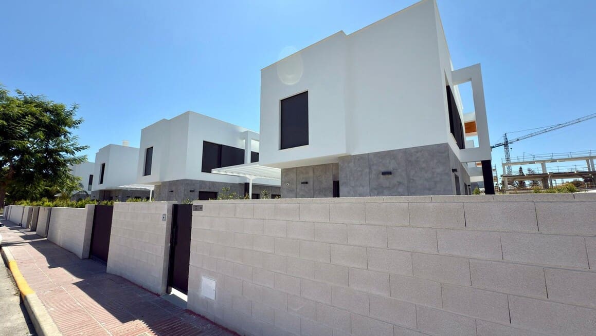 4 soverom Villa til salgs i Alicante by med svømmebasseng garasje - € 830 000 (Ref: 10172590)