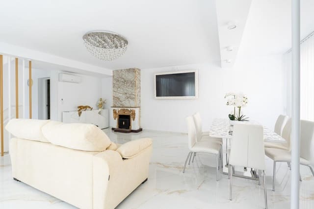 4 soverom Hus til salgs i Punta Prima, Orihuela med svømmebasseng garasje - € 589 000 (Ref: 10172592)