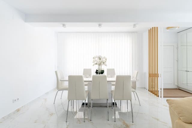 4 soverom Hus til salgs i Punta Prima, Orihuela med svømmebasseng garasje - € 589 000 (Ref: 10172592)