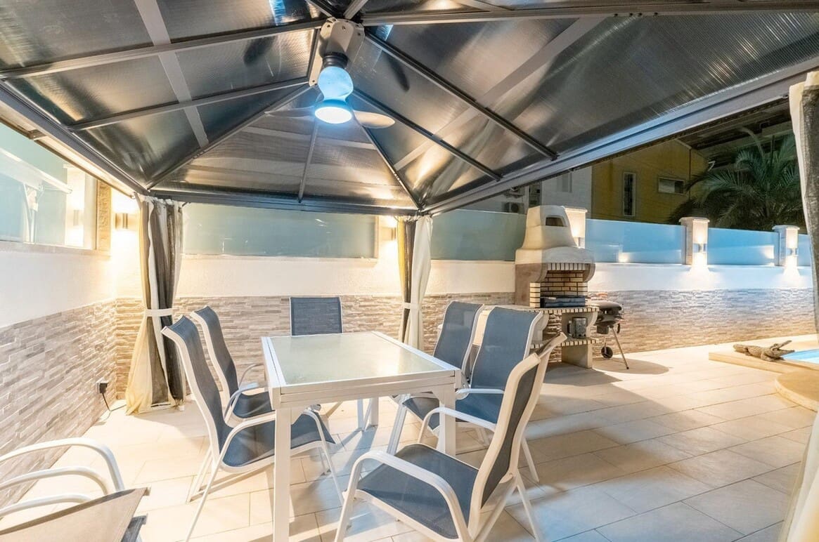 4 soverom Hus til salgs i Orihuela Costa med svømmebasseng garasje - € 589 000 (Ref: 10172592)