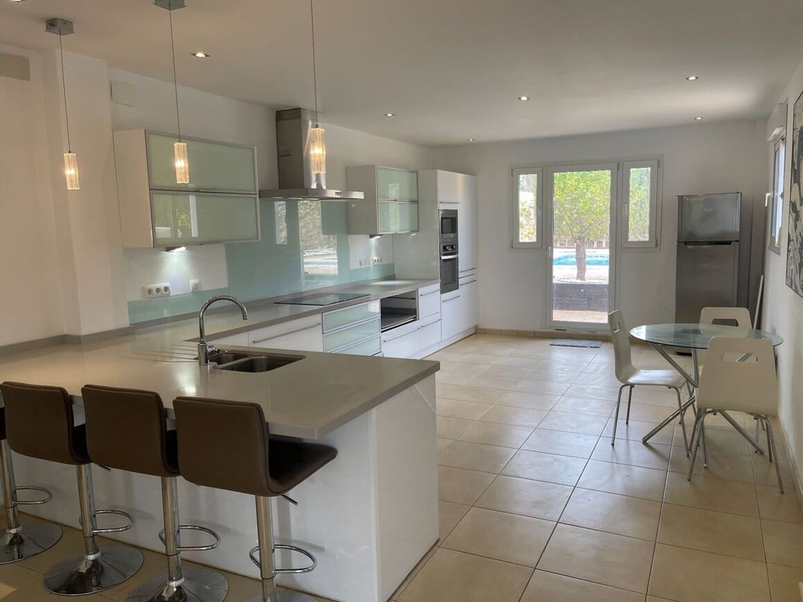 6 bedroom Villa for sale in Monforte del Cid with pool garage - € 750,000 (Ref: 10172600)