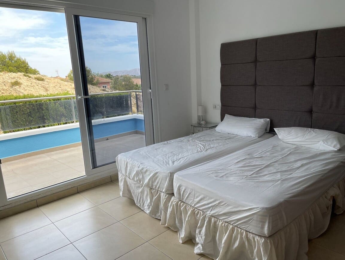 6 bedroom Villa for sale in Monforte del Cid with pool garage - € 750,000 (Ref: 10172600)