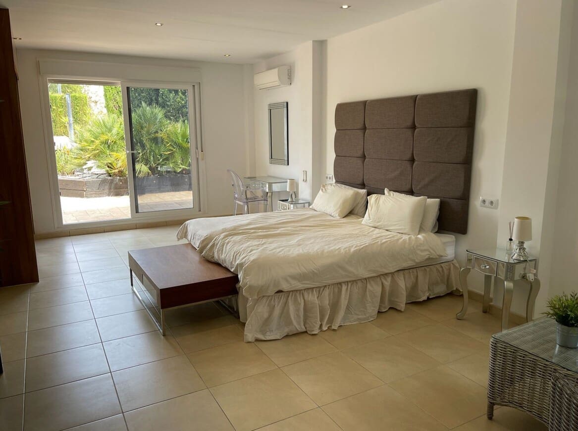6 bedroom Villa for sale in Monforte del Cid with pool garage - € 750,000 (Ref: 10172600)