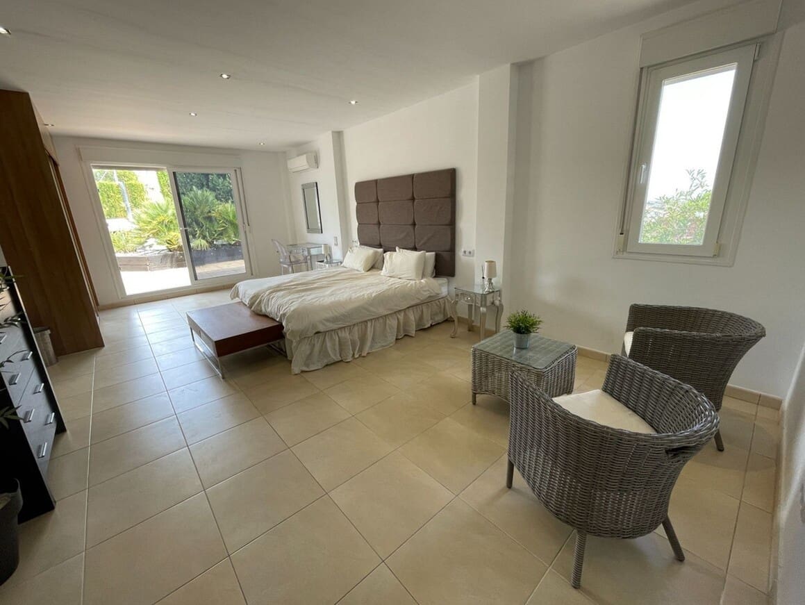 6 bedroom Villa for sale in Monforte del Cid with pool garage - € 750,000 (Ref: 10172600)