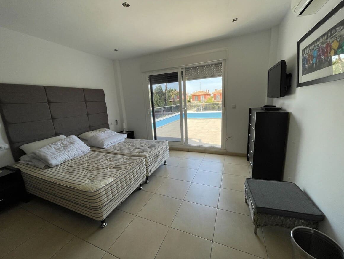 6 bedroom Villa for sale in Monforte del Cid with pool garage - € 750,000 (Ref: 10172600)