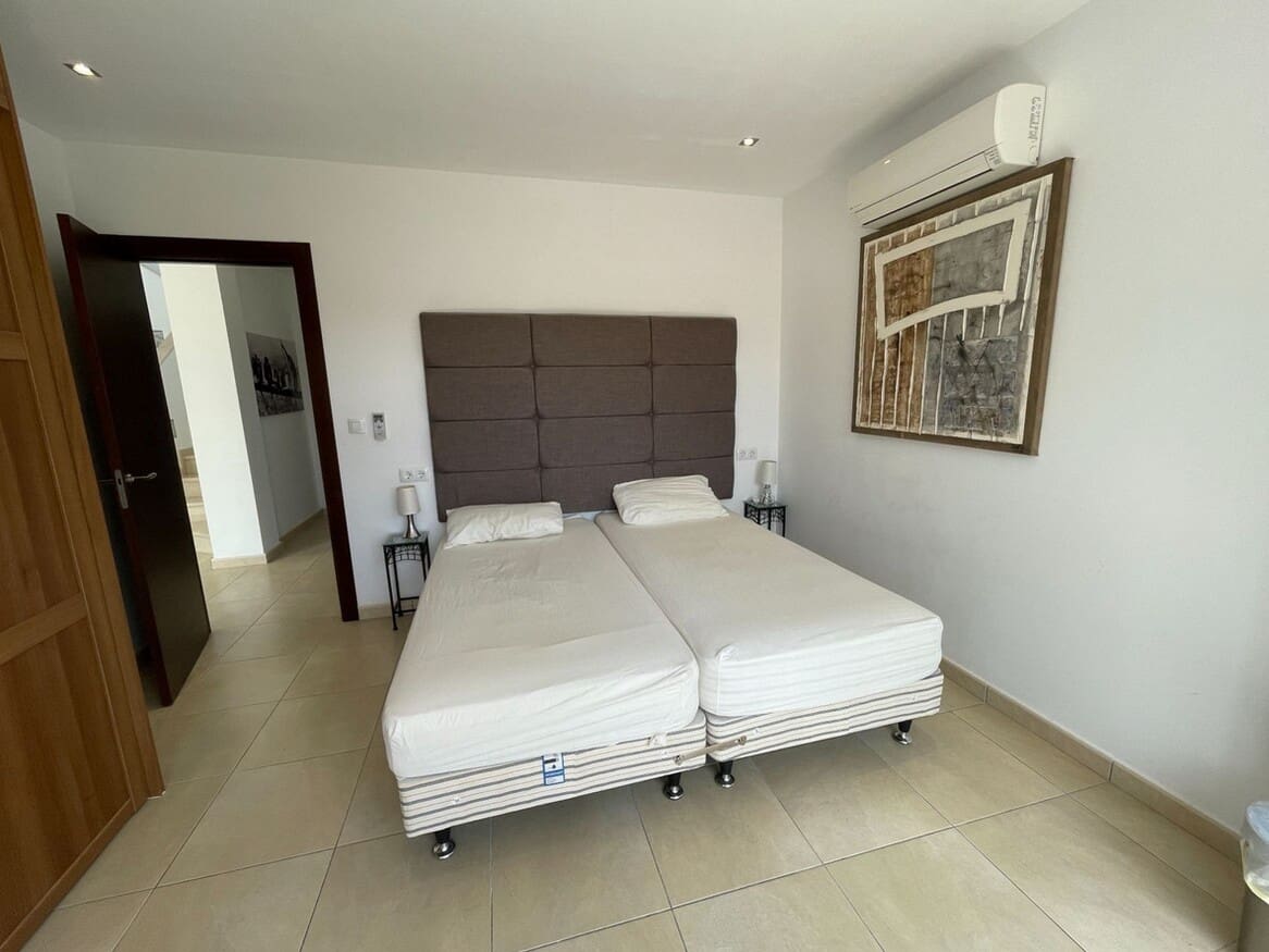 6 bedroom Villa for sale in Monforte del Cid with pool garage - € 750,000 (Ref: 10172600)