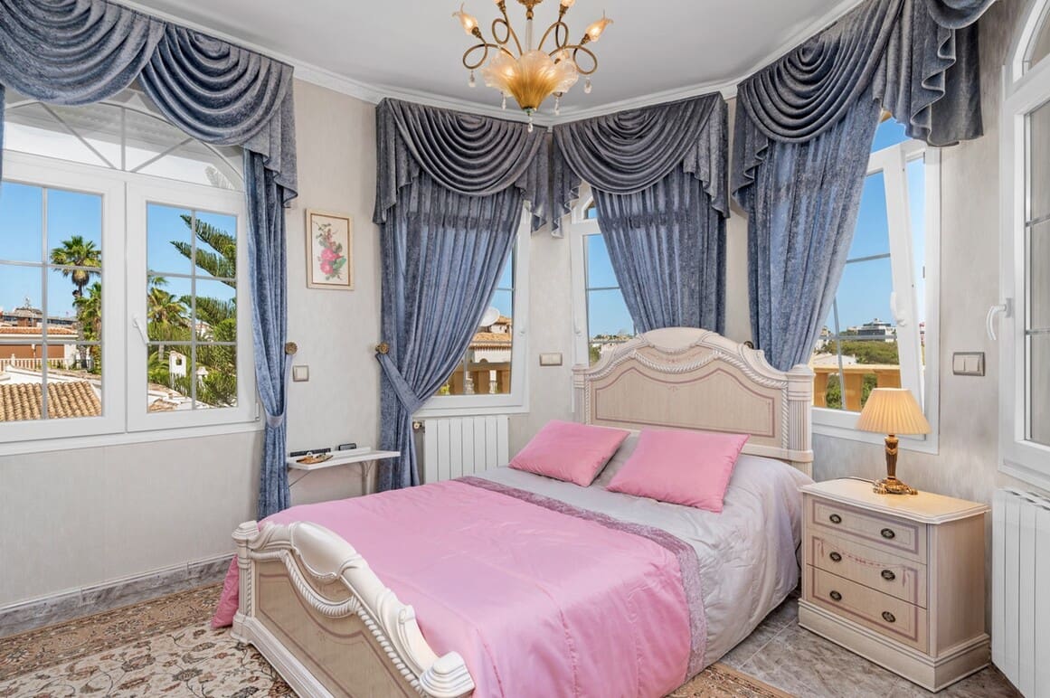 6 sypialnia Willa na sprzedaż w Playa Flamenca z basenem garażem - 2 095 000 € (Ref: 10172605)