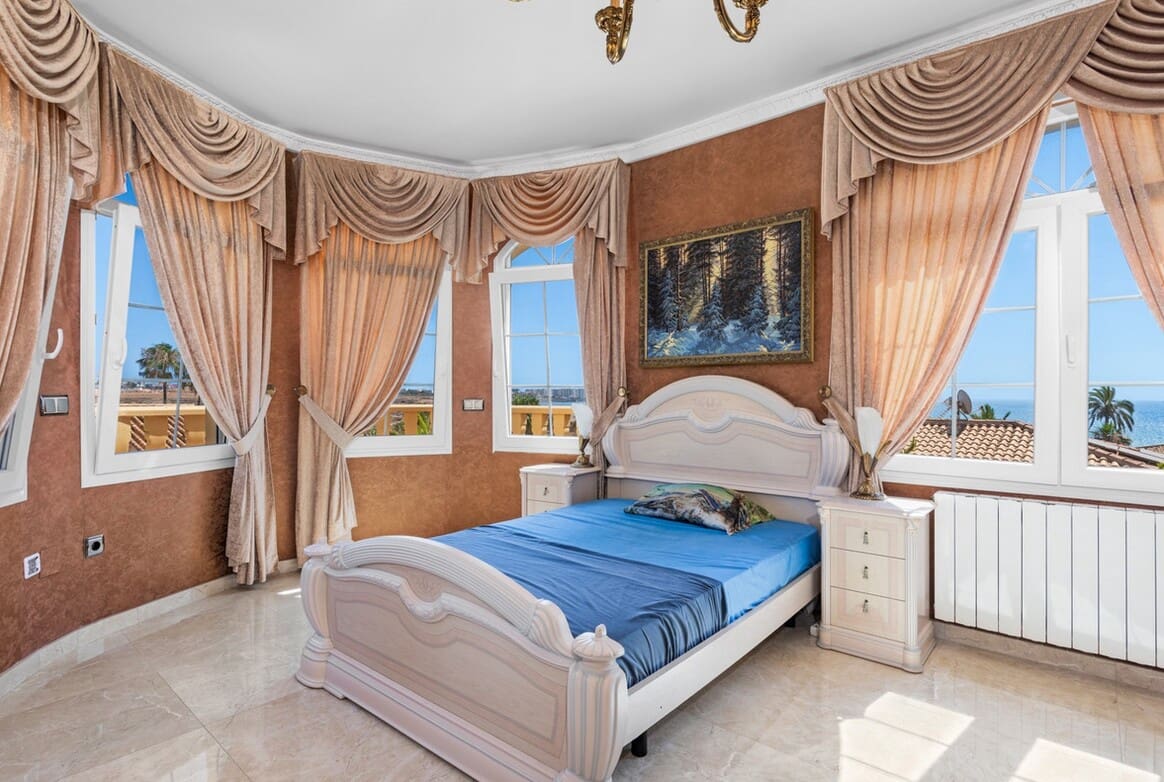 6 sypialnia Willa na sprzedaż w Playa Flamenca z basenem garażem - 2 095 000 € (Ref: 10172605)