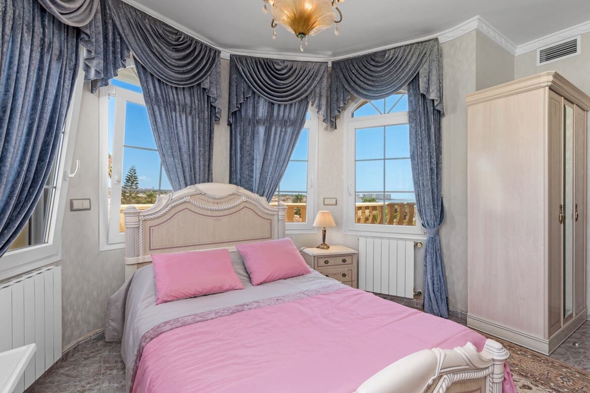 6 sypialnia Willa na sprzedaż w Playa Flamenca z basenem garażem - 2 095 000 € (Ref: 10172605)