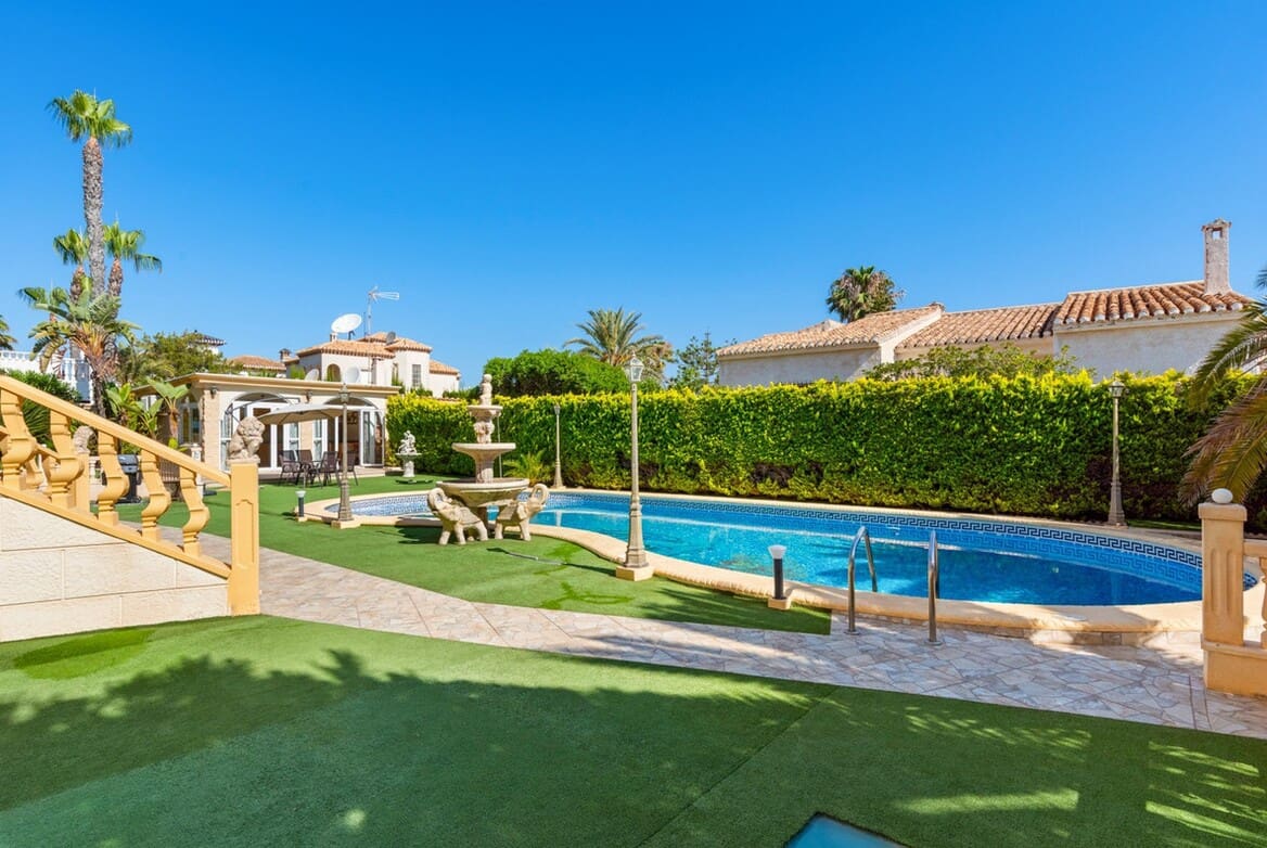6 sypialnia Willa na sprzedaż w Playa Flamenca z basenem garażem - 2 095 000 € (Ref: 10172605)