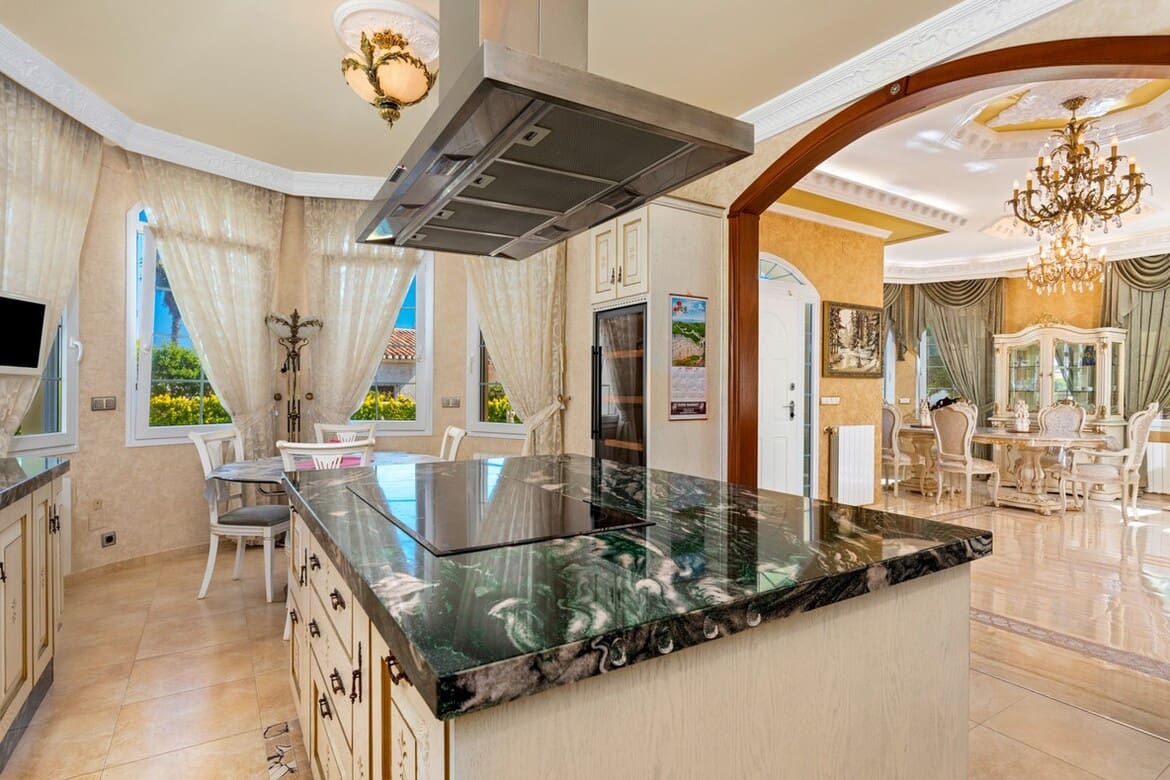 6 sypialnia Willa na sprzedaż w Playa Flamenca z basenem garażem - 2 095 000 € (Ref: 10172605)