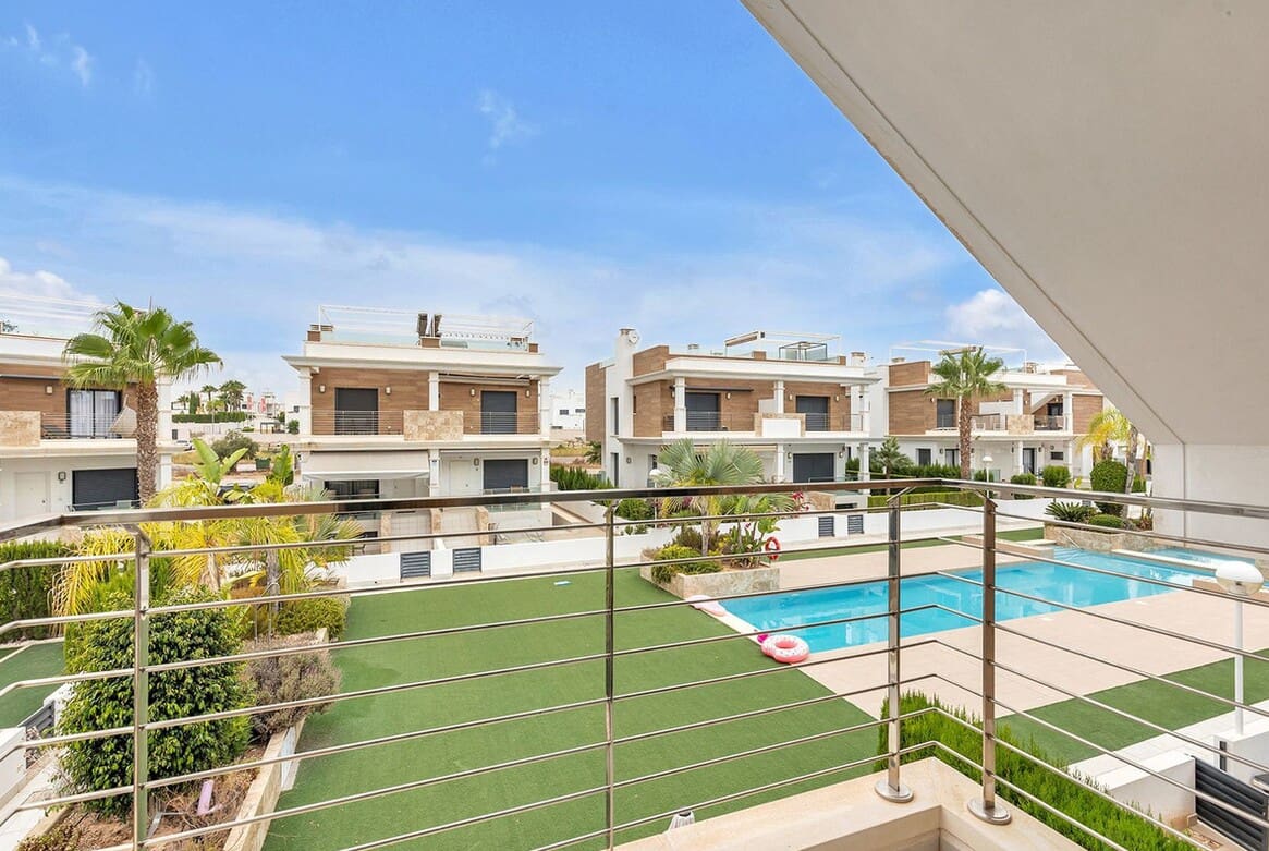 Chalet de 4 habitaciones en Rojales en venta con piscina garaje - 425.000 € (Ref: 10172619)