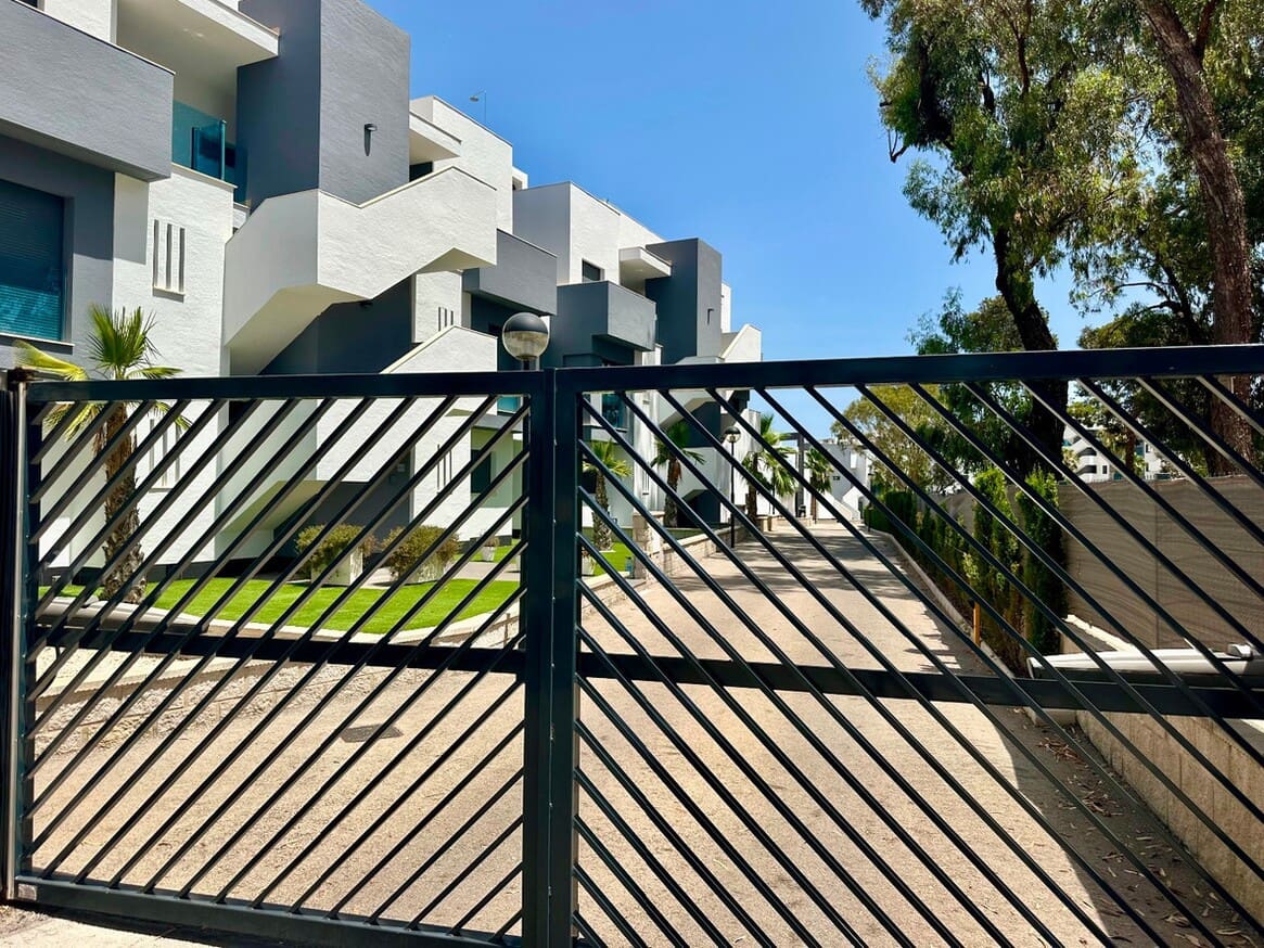 Apartamento de 3 habitaciones en Guardamar del Segura en venta con piscina garaje - 299.995 € (Ref: 10172633)
