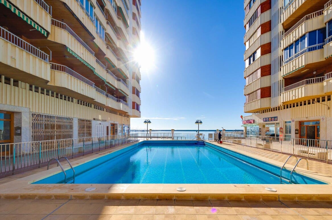 3 makuuhuone Huoneisto myytävänä paikassa Torrevieja mukana uima-altaan - 249 000 € (Ref: 10172652)