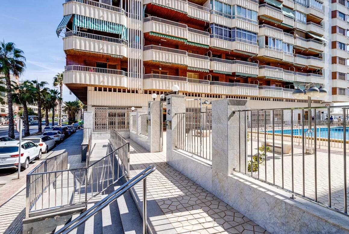 3 makuuhuone Huoneisto myytävänä paikassa Torrevieja mukana uima-altaan - 249 000 € (Ref: 10172652)