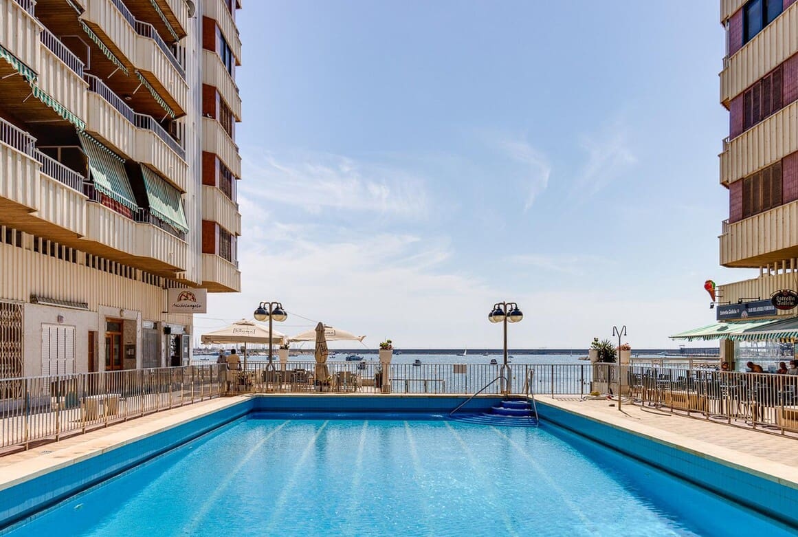 3 makuuhuone Huoneisto myytävänä paikassa Torrevieja mukana uima-altaan - 249 000 € (Ref: 10172652)