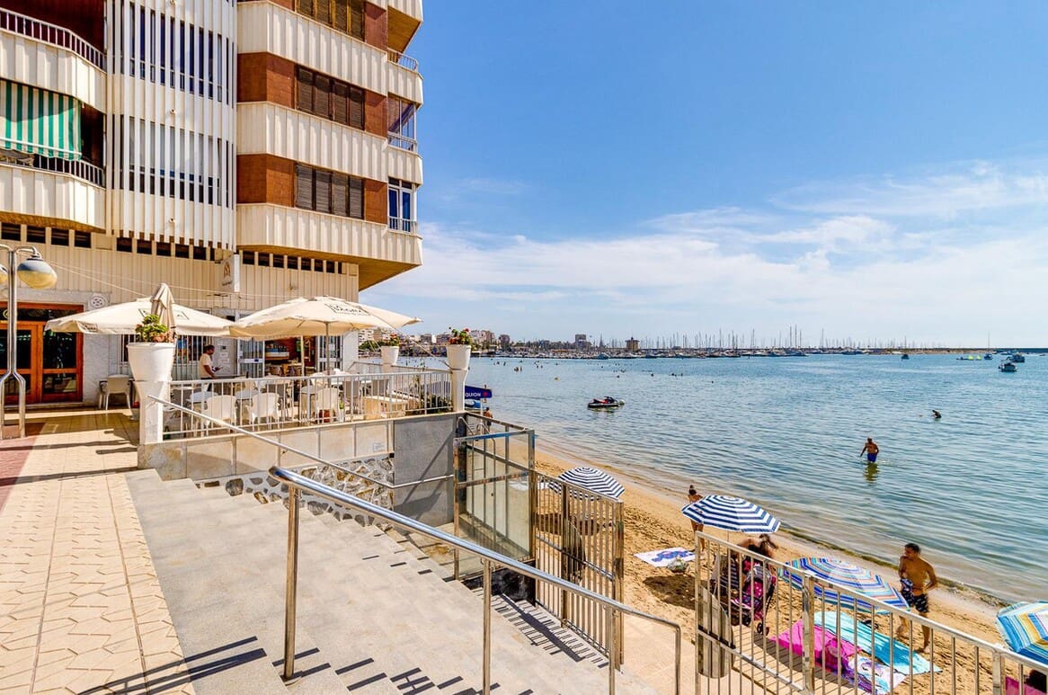 3 makuuhuone Huoneisto myytävänä paikassa Torrevieja mukana uima-altaan - 249 000 € (Ref: 10172652)