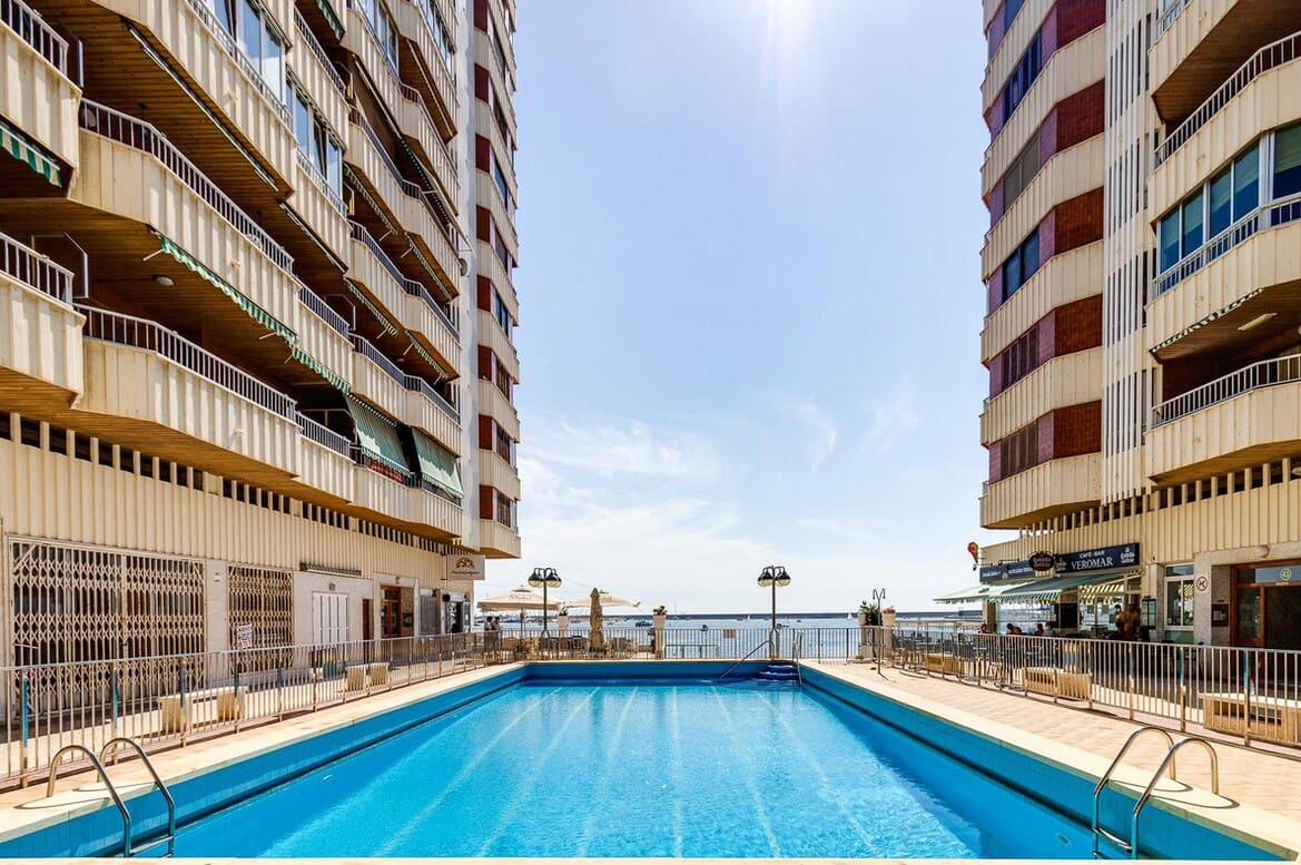 3 makuuhuone Huoneisto myytävänä paikassa Torrevieja mukana uima-altaan - 249 000 € (Ref: 10172652)