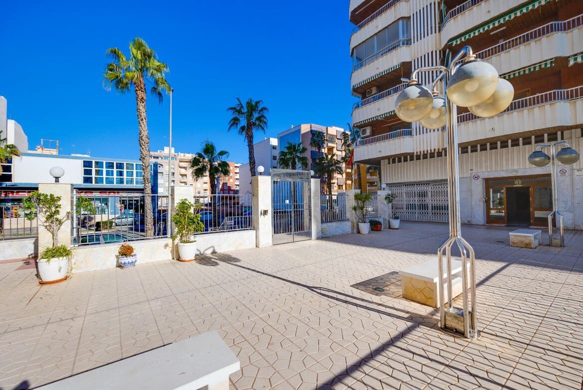 3 makuuhuone Huoneisto myytävänä paikassa Torrevieja mukana uima-altaan - 249 000 € (Ref: 10172652)