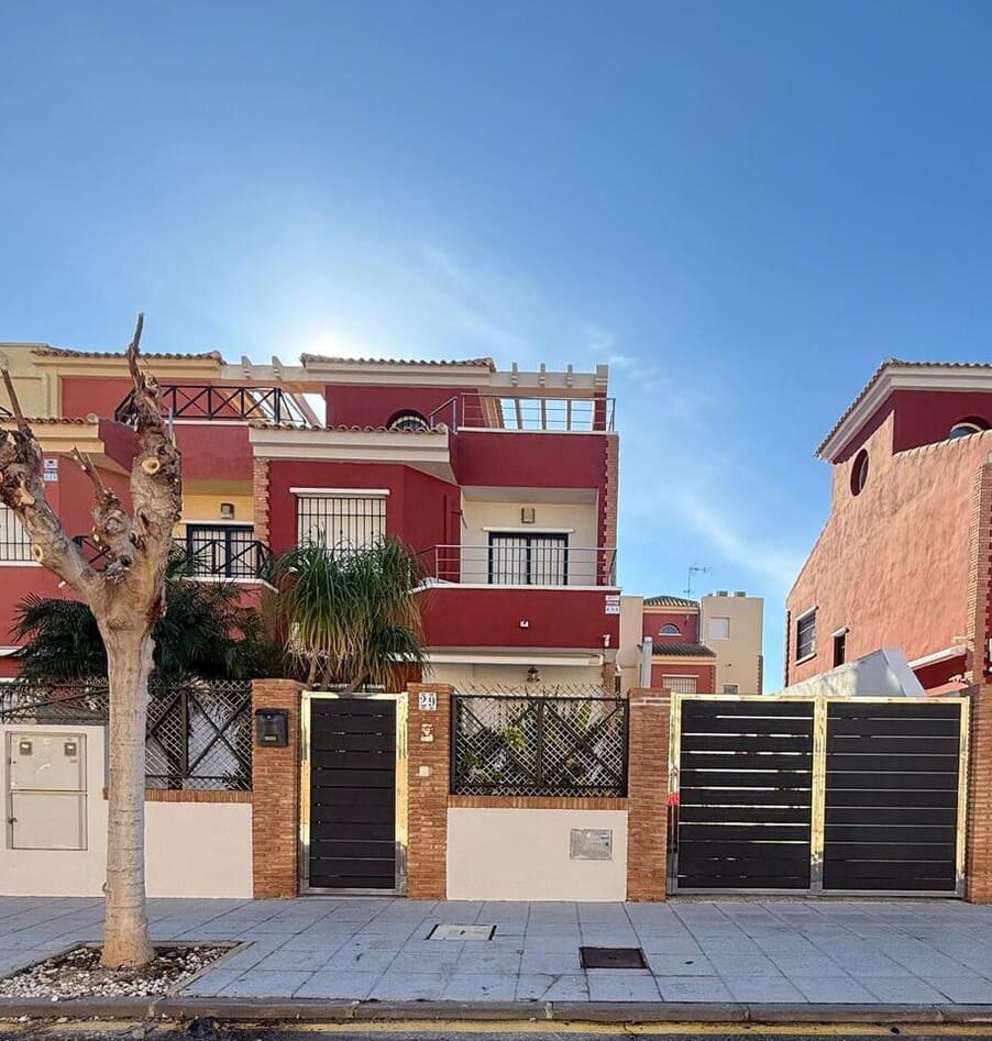 4 bedroom Semi-detached Villa for sale in Torre de la Horadada with garage - € 430,000 (Ref: 10172659)