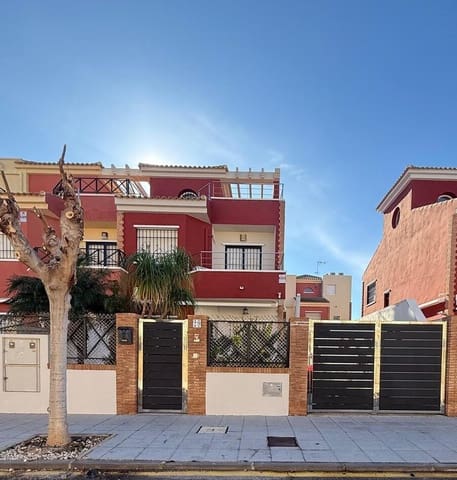 4 soverom Kjedet enebolig til salgs i Torre de la Horadada, Pilar de la Horadada med garasje - € 430 000 (Ref: 10172659)