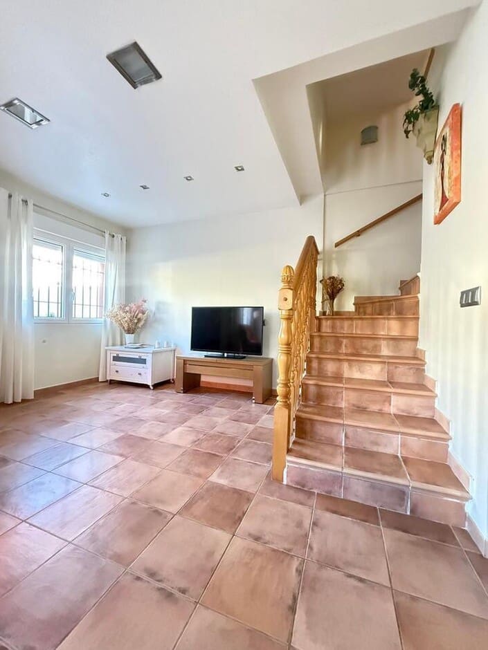 4 bedroom Semi-detached Villa for sale in Torre de la Horadada with garage - € 430,000 (Ref: 10172659)
