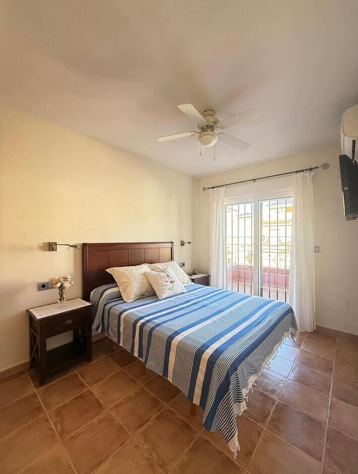 4 bedroom Semi-detached Villa for sale in Torre de la Horadada with garage - € 430,000 (Ref: 10172659)