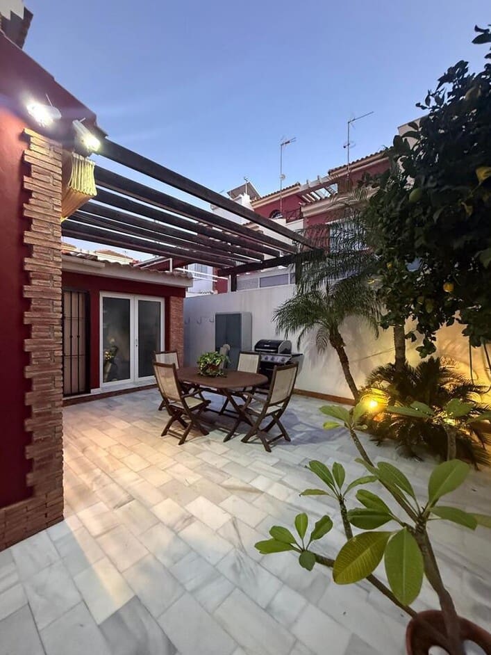 4 bedroom Semi-detached Villa for sale in Torre de la Horadada with garage - € 430,000 (Ref: 10172659)