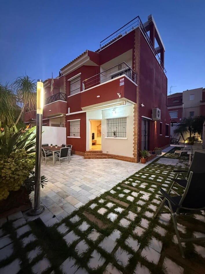 4 bedroom Semi-detached Villa for sale in Torre de la Horadada with garage - € 430,000 (Ref: 10172659)