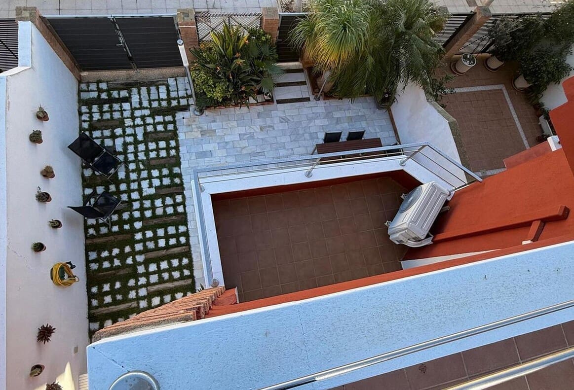 4 bedroom Semi-detached Villa for sale in Torre de la Horadada with garage - € 430,000 (Ref: 10172659)