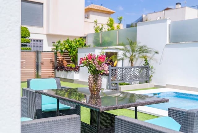 5 soveværelse Villa til salg i Puerto Deportivo, Torrevieja med swimmingpool garage - € 549.000 (Ref: 10172662)