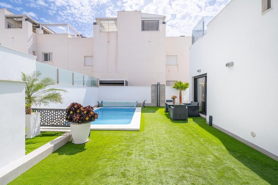 5 soveværelse Villa til salg i Torrevieja med swimmingpool garage - € 549.000 (Ref: 10172662)