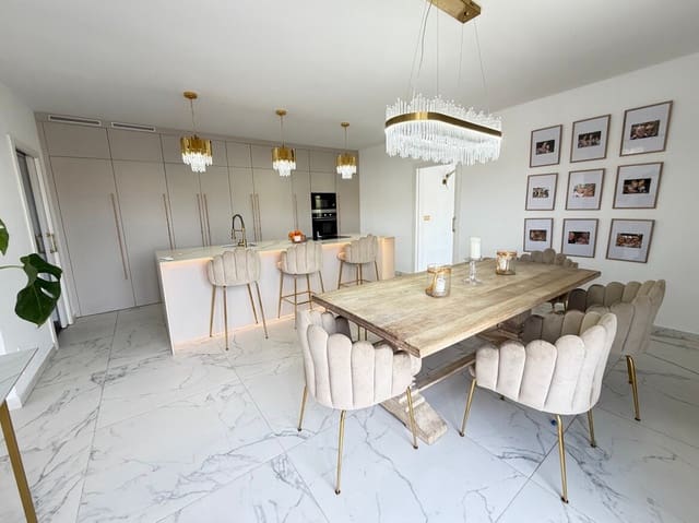 6 soverom Villa til salgs i Villamartin, Orihuela med svømmebasseng garasje - € 695 000 (Ref: 10172669)