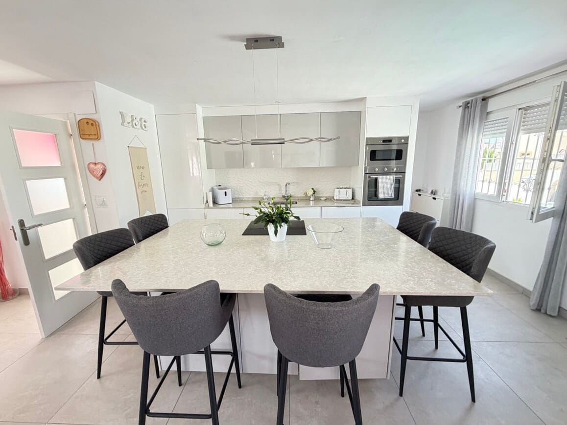 3 bedroom Villa for sale in San Miguel de Salinas with pool - € 330,000 (Ref: 10172679)