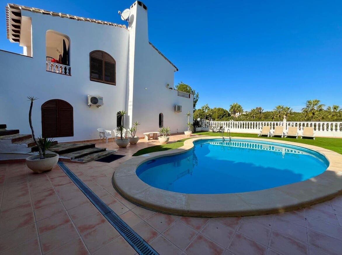 4 bedroom Villa for sale in Orihuela Costa with pool garage - € 879,000 (Ref: 10172681)
