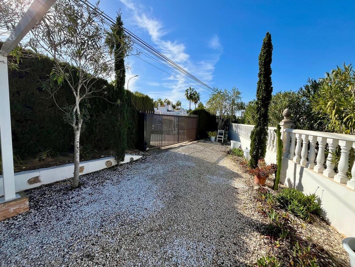 4 bedroom Villa for sale in Orihuela Costa with pool garage - € 879,000 (Ref: 10172681)