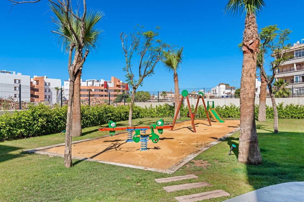 3 sypialnia Apartament na sprzedaż w Playa Flamenca z basenem garażem - 589 900 € (Ref: 10172687)