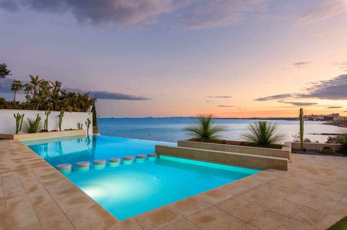 6 Zimmer Villa zu verkaufen in Cabo Roig mit Pool - 4.750.000 € (Ref: 10172698)