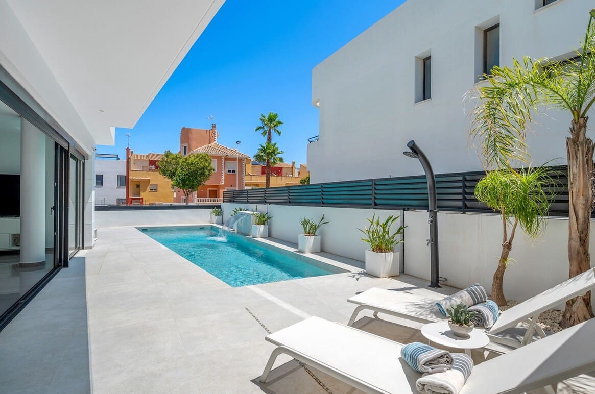 4 chambre Villa/Maison à vendre à Guardamar del Segura avec piscine garage - 1 250 000 € (Ref: 10172700)