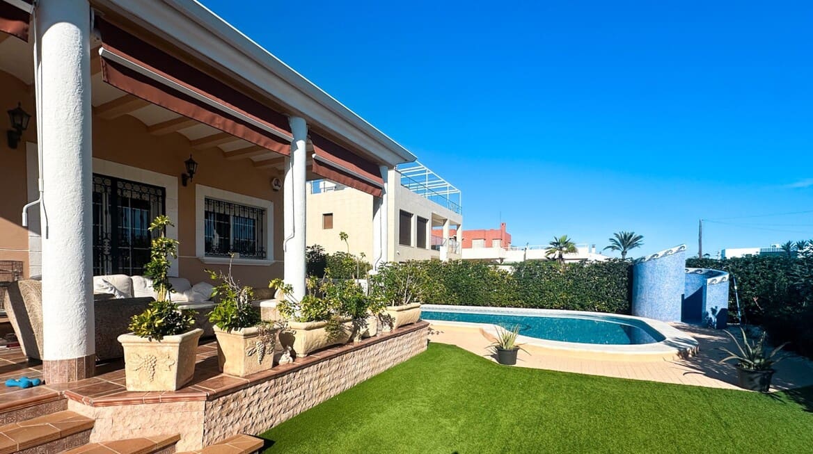 6 bedroom Villa for sale in La Mata with pool garage - € 950,000 (Ref: 10172701)