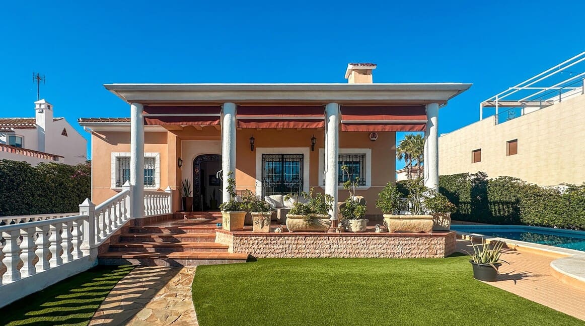 6 bedroom Villa for sale in La Mata with pool garage - € 950,000 (Ref: 10172701)