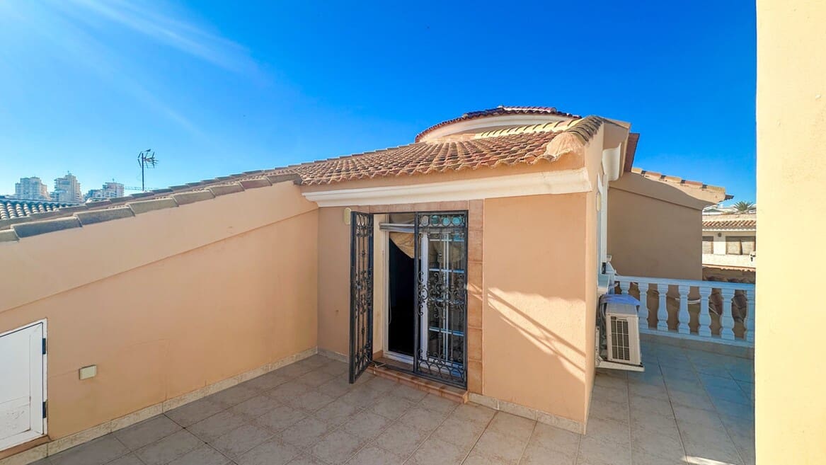 6 bedroom Villa for sale in La Mata with pool garage - € 950,000 (Ref: 10172701)