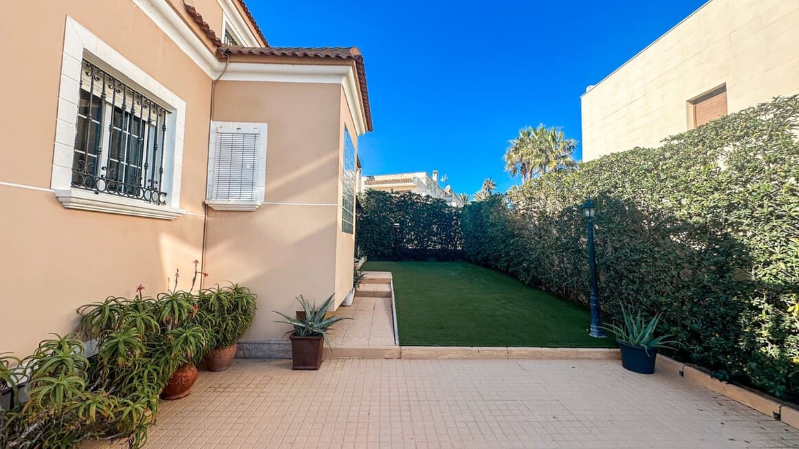6 bedroom Villa for sale in La Mata with pool garage - € 950,000 (Ref: 10172701)